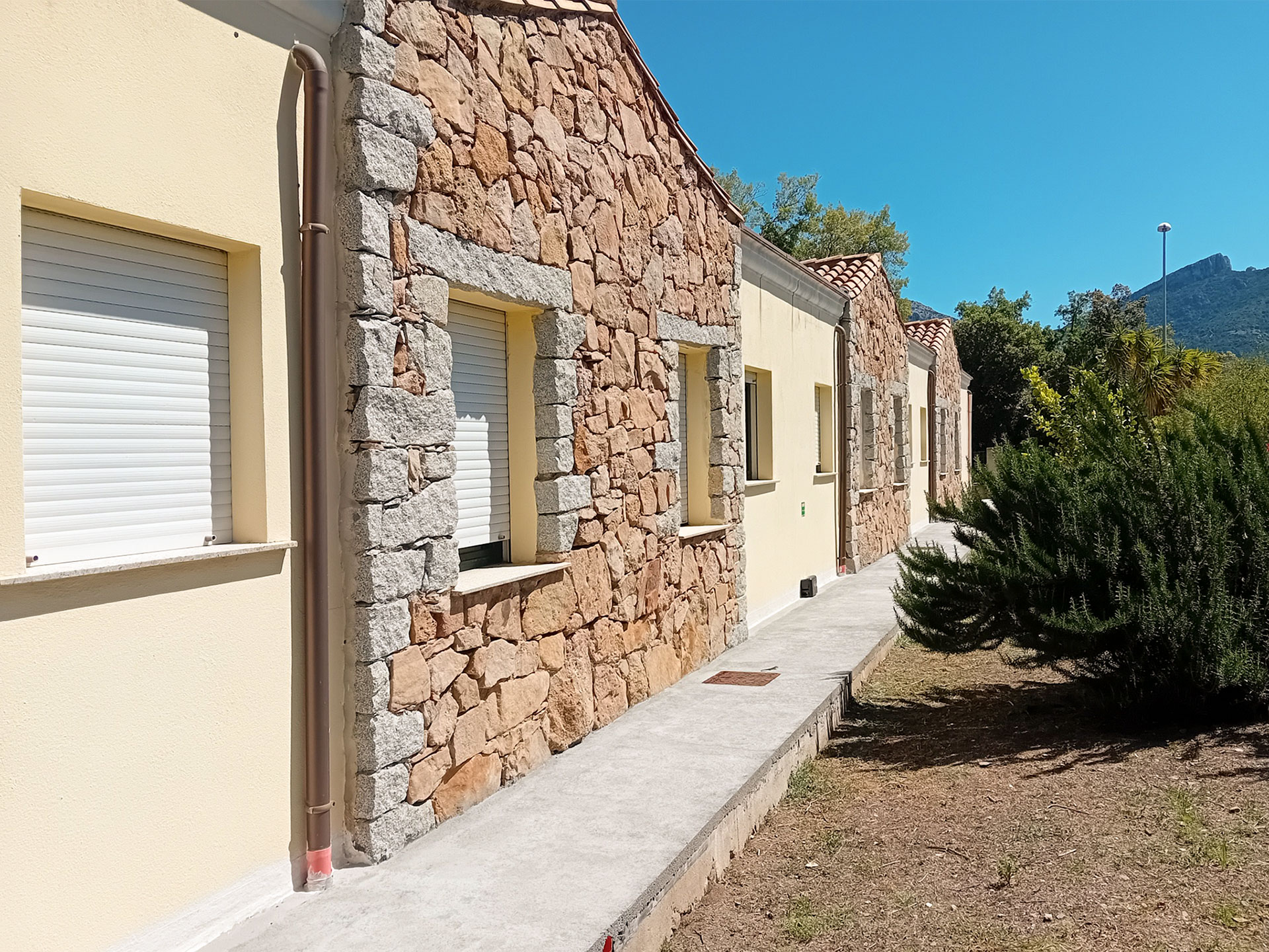 Facciata in pietra della struttura