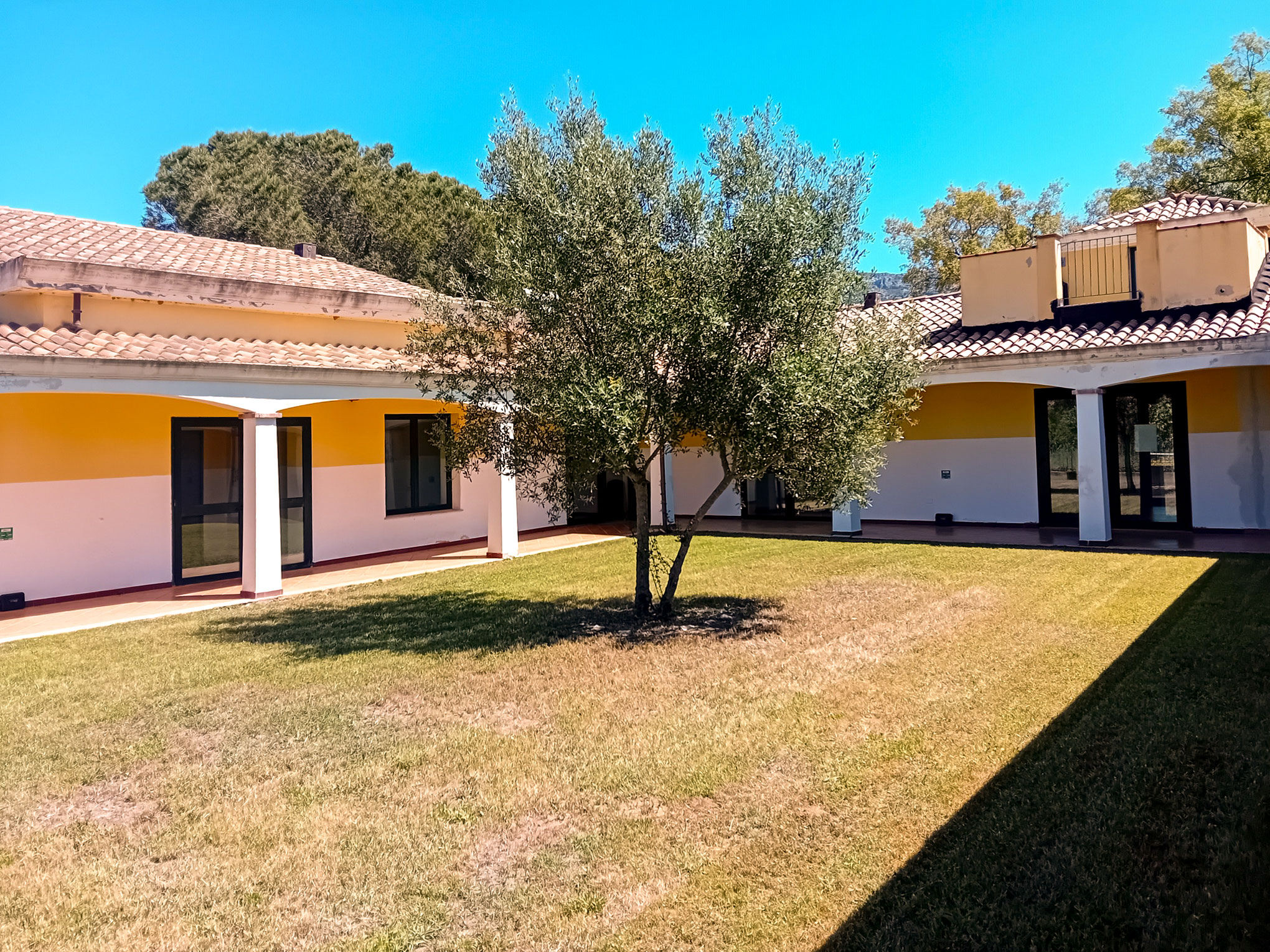 Giardino esterno della Comunità Integrata Osono di Ardali